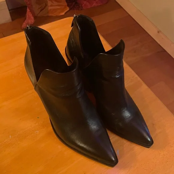 Vince Camuto “Gidgeta” black leather pointed toe heeled ankle boots size 10 - Picture 2 of 8